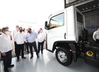Inaugura Vila agencia automotriz; más empleos a Yucatán Entre los productos que se comercializará se encuentran camiones de carga, tractocamiones, autobuses de pasajeros urbanos, suburbanos y turísticos; así como mobiliario, equipo de oficina, refacciones y equipos de diagnóstico especializadas.