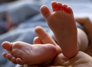 Aseguran que es una diosa: nace bebé con cuatro brazos y piernas en la India