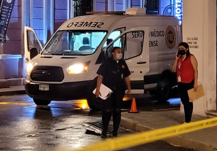 Adulto mayor fallece bajo las llantas de un auto en el Centro de Mérida