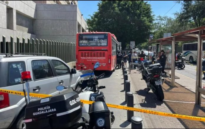 Abaten a tiros a sujeto que tomó a una joven de rehén en autobús