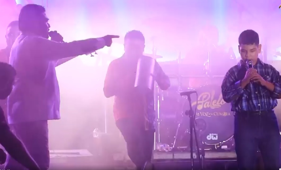 'Paleto' invita a jovencito invidente a cantar en su concierto en la