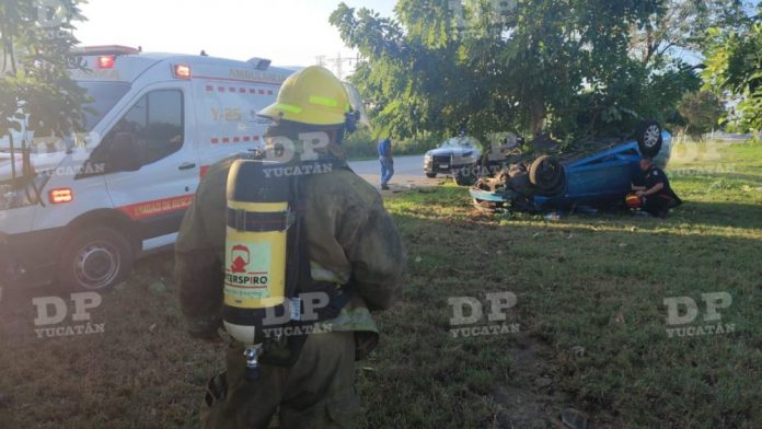 Rescatan a joven que quedó atrapado en auto volcado