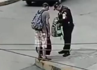 Admirable policía: Regala mochila con útiles a niño de escasos recursos (VIDEO)