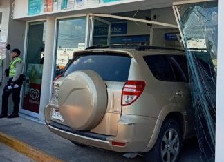 Destrozos al por mayor: entra a farmacia con todo y camioneta en la Sambulá