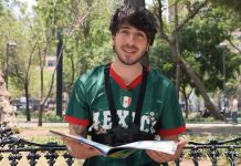 Con solo un peso influencer mexicano llena su album Panini del Mundial (VIDEO)