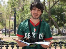 Con solo un peso influencer mexicano llena su album Panini del Mundial (VIDEO)