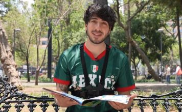 Con solo un peso influencer mexicano llena su album Panini del Mundial (VIDEO)