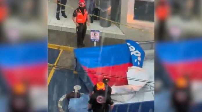 Fallece aplastada por un espectacular durante intensas lluvias en Nuevo Léon (VIDEOS)