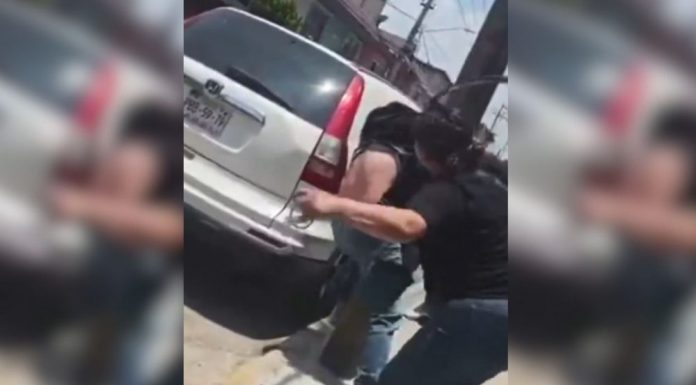 Madre de ladrón fue a rescatarlo…pero antes le dio tremenda tunda viral (video)