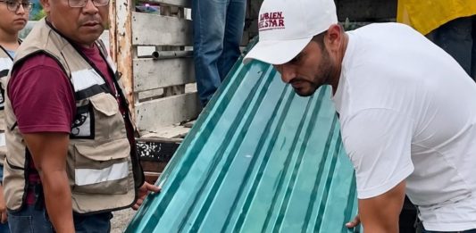 Repartida de láminas a quienes más lo necesitan