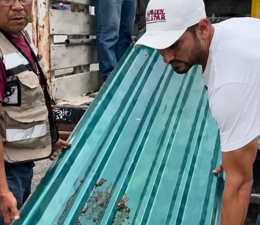Repartida de láminas a quienes más lo necesitan