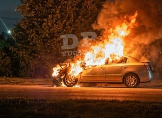Auto se achicharra en avenida de Ciudad Caucel