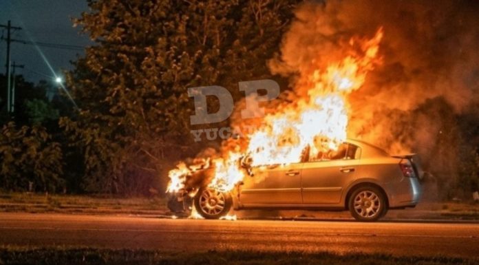 Auto se achicharra en avenida de Ciudad Caucel