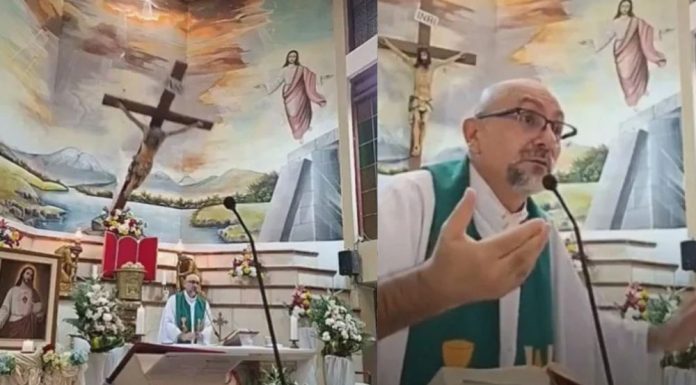 Fallece sacerdote al caerle encima una cruz mientras daba misa